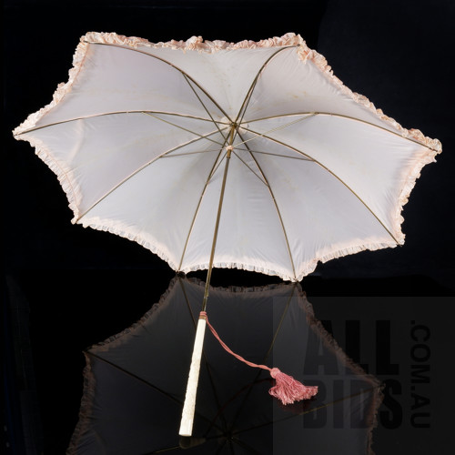 Antique Parasol with Signed Japanese Carved Ivory Handle Circa 1900, the Later Replaced Fabric Lining with Some Stains