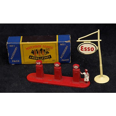 Vintage Moko Lesney Matchbox Series No 1 Accessory Pack - Esso Petrol Pumps