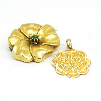 18ct Yellow Gold Medallion, 0.6g and a 18ct Yellow Gold Flower Brooch with a Small Green Turquoise, 1.8g