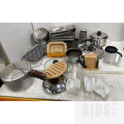 Assorted Baking Trays & Other Kitchen Items