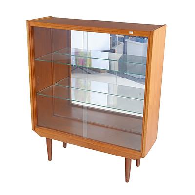 Good Mid Century Teak Display Cabinet with Sliding Glass Doors and Three Glass Shelves