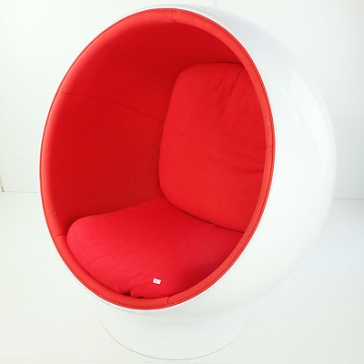 Replica Eero Aarnio Ball Chair in Good Condition