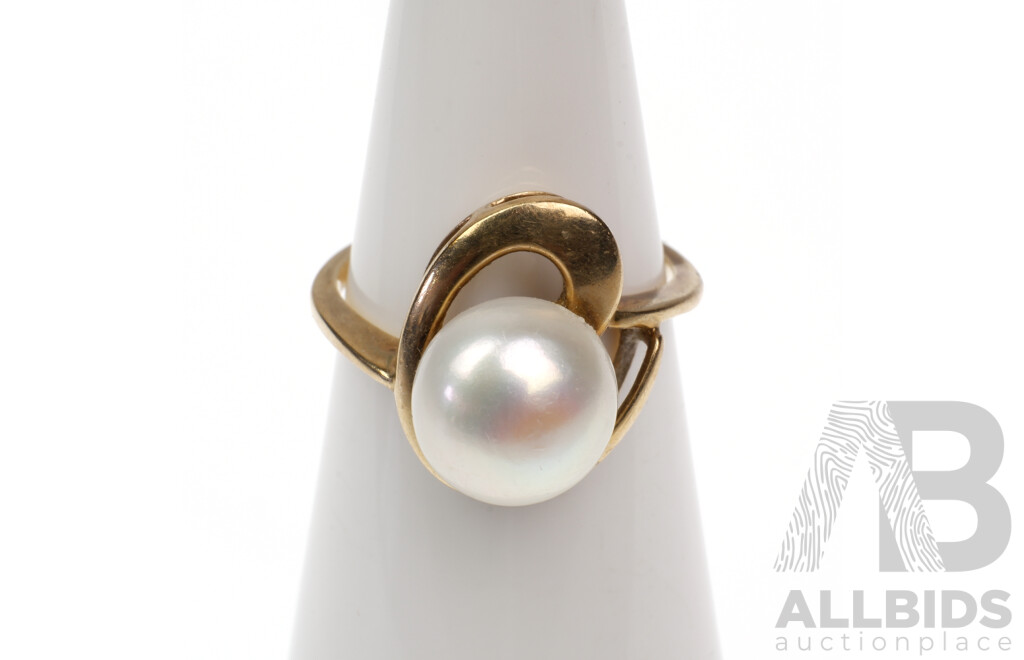 9ct Yellow Gold Ring with Freshwater Pearl, 2.6g