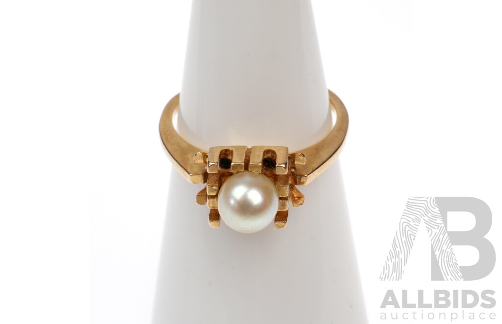 18ct Yellow Gold Ring with Round Akoya Style Cultured Pearl, 3g