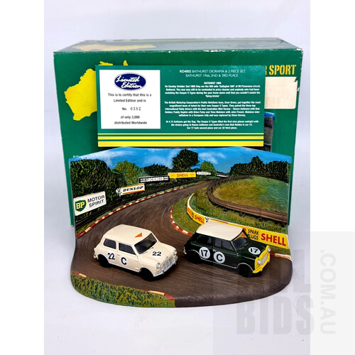 Vanguards 1966 Bathurst 2nd & 3rd Place Mini Coopers and Diorama Set 382/3000 1:43 Scale Model Cars