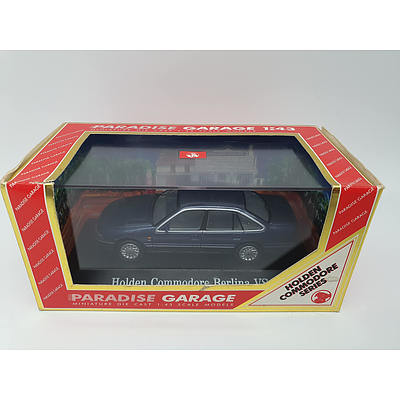 Paradise Garage - Holden VS Commodore Berlina in Display Case 1:43 Scale Model Car
