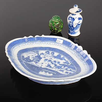 Chinese Export Blue and White Lobed Footed Dish and Two Chinese Small Jars