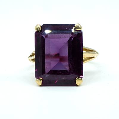 18ct Yellow Gold Ring with Emerald Cut Created Sapphire to Imitate Alexandrite
