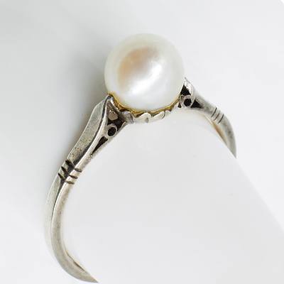 Sterling Silver Ring with Round White Cultured Pearl with Very Good Lustre