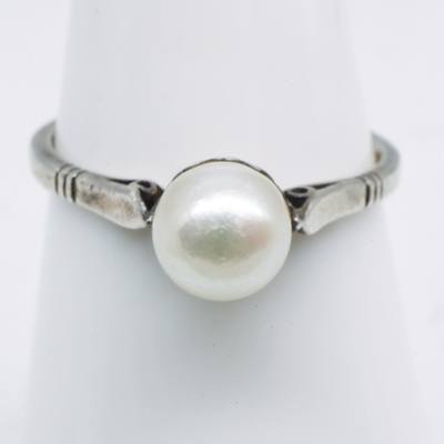 Sterling Silver Ring with Round White Cultured Pearl with Very Good Lustre