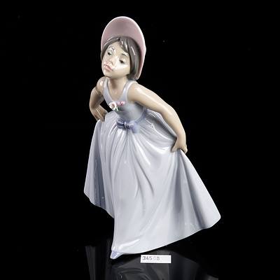 Lladro Girl Curtseying Figurine