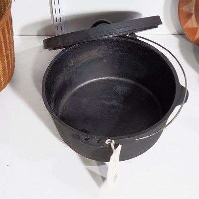 Large Spinifex Cast Iron Dutch Oven on Legs with Lid and Handle