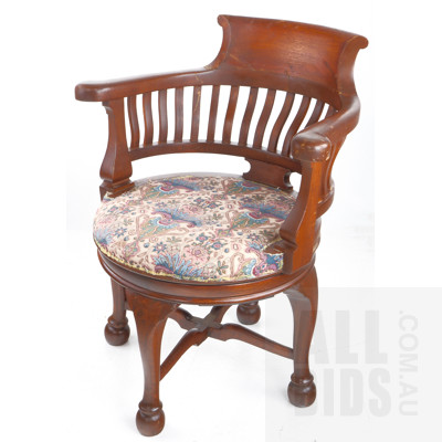 Vintage Oak Mid 20th Century Revolving Captains Chair