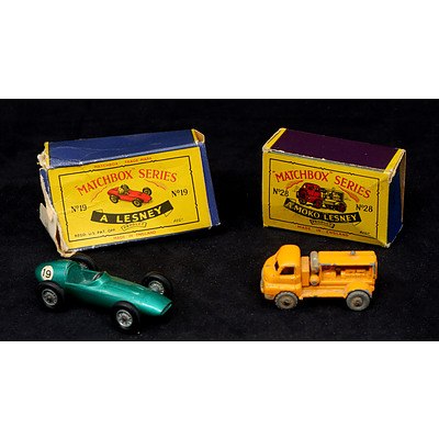 Vintage Moko Lesney Matchbox Series No 28 generatort Truck  and  No 19 Aston Martin Racer (2)