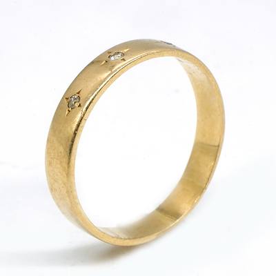 18ct Yellow Gold Wedding Ring with Three Small Spinel, 2.2g