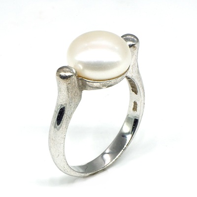 Sterling Silver Ring with Button Shaped Freshwater Pearl, 5.4g