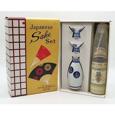 Vintage Boxed Japanese Saki Set with 500 ml Sake