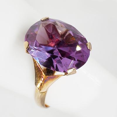 14ct Yellow Gold Ring with a Created Sapphire to Imitate Colour Change Alexandrite, 4.1g