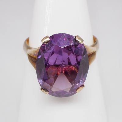 14ct Yellow Gold Ring with a Created Sapphire to Imitate Colour Change Alexandrite, 4.1g