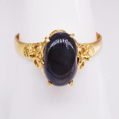 22ct Yellow Gold Ring with Oval Grey Star Sapphire, 3.2g
