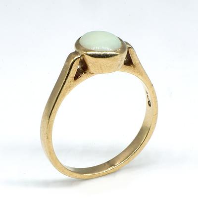 9ct Yellow Gold Ring Oval Sold White Opal Cabochon, 1.8g