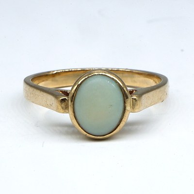 9ct Yellow Gold Ring Oval Sold White Opal Cabochon, 1.8g