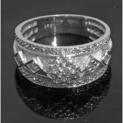 9ct White Gold Diamond Ring - 32 Diamonds