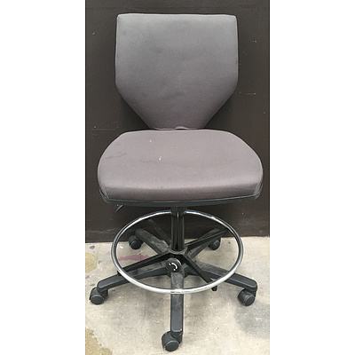 FineSeat Grey Fabric Executive Chair