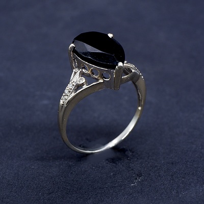 9ct White Gold Ring with Pear Shaped Black Onyx and Eight Single Cut Diamonds, 3.3g