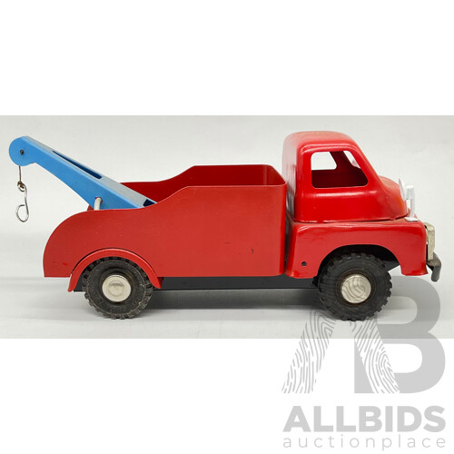 Vintage Wyn Toys Tow Truck With Winding Winch