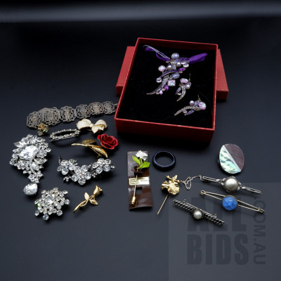 Collection of Brooches and a Vintage French Filigrane Depose Souvenir Bracelet