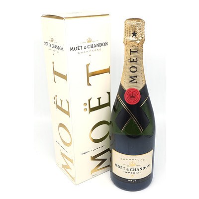 Moet & Chandon Champagne - 750 ml in Presentation Box
