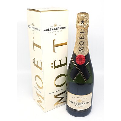 Moet & Chandon Champagne - 750 ml in Presentation Box