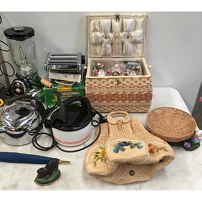 Assorted Kitchen and homewares - Lot of 16