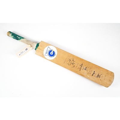 Vintage Cricket Bat Signed by the Canberra Comets Circa 1990s