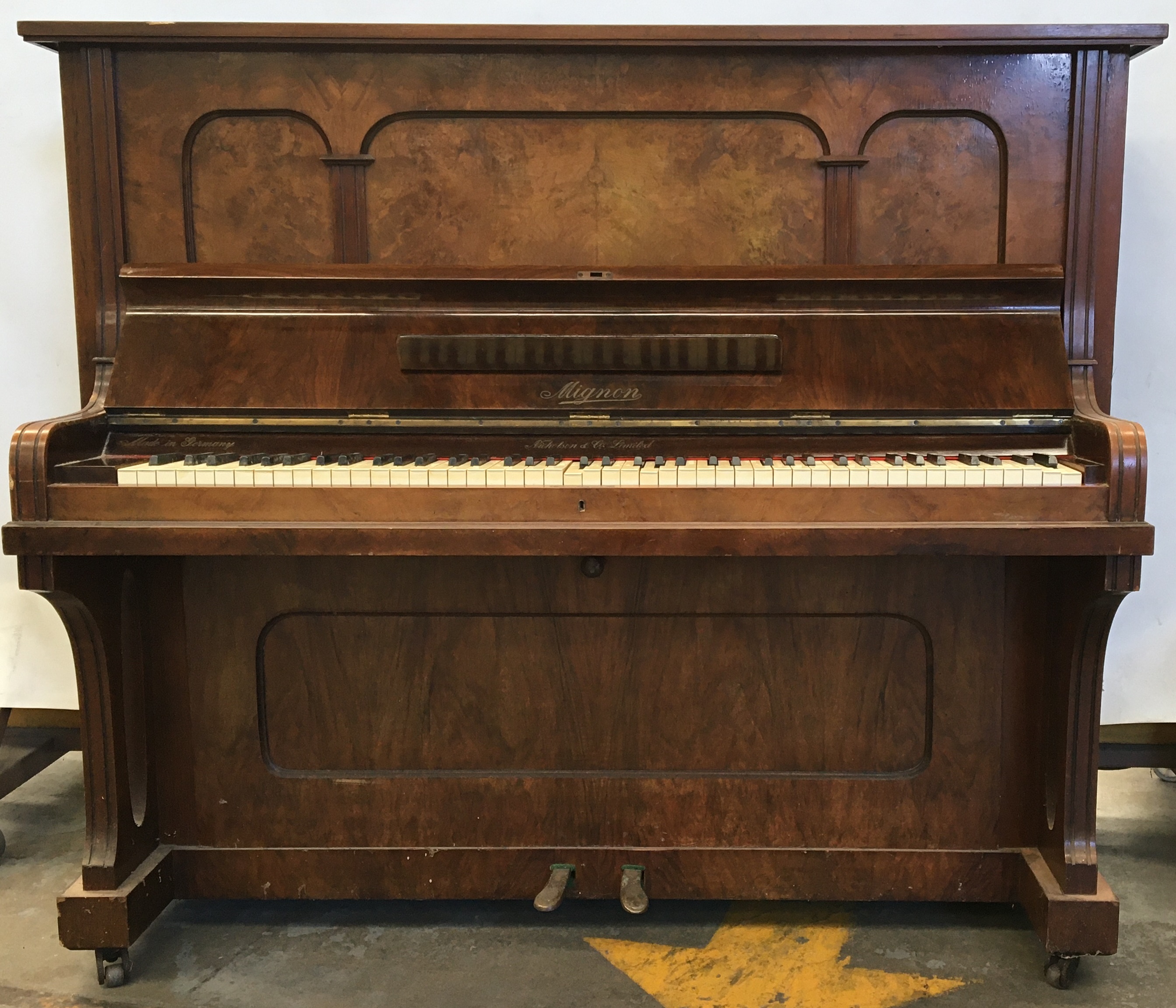 Mignon upright outlet piano