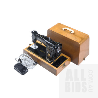 Vintage Singer Electric Sewing Machine with Original Timber Case Model EN145642