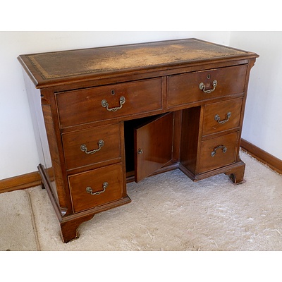 Georgian Mahogany Kneehole Desk Desk with Gilt Tooled Leather Top, 19th Century