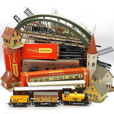 Hornby OO Gauge Model Train Set, With Various Track, Houses, Carriages and More