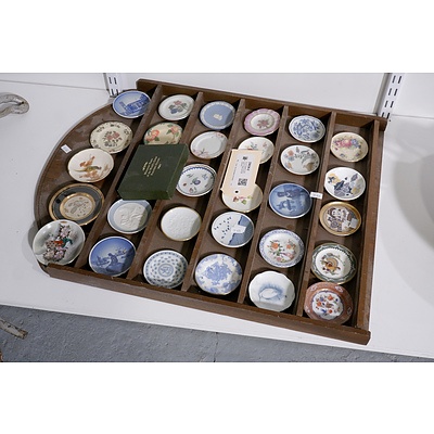 Set of 30 'Miniature Plates of the Great Porcelain Houses' in Display Box with Certificates