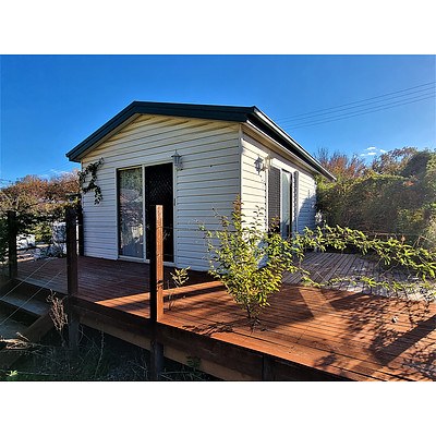 04/2004 Lifestyle Cabins Relocatable One Bedroom Home with Bathroom, Kitchen & More