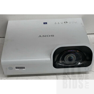 Sony (VPL-SX225) XGA 3LCD Projector