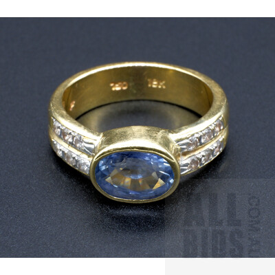 18ct Yellow Gold Ring with Blue Sapphire and Twelve RBC Diamonds, 8g