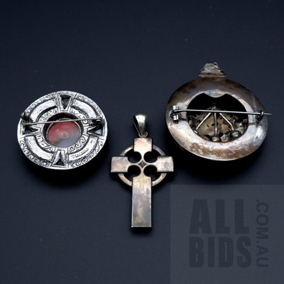 The Scottish Kilt Brooches with Jasper, Banded Agate, Bloodstone and More