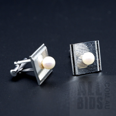 Pair of Sterling Silver Cufflinks with Cultured Pearl
