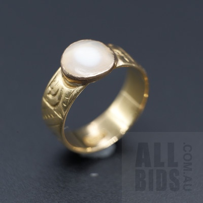 18ct Yellow Gold Ring with Shell, 4.6g