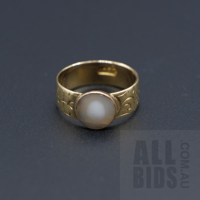 18ct Yellow Gold Ring with Shell, 4.6g