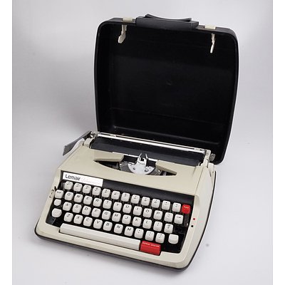 Vintage Lemair Deluxe 850 TR Portable Typewriter with Original Travel Case