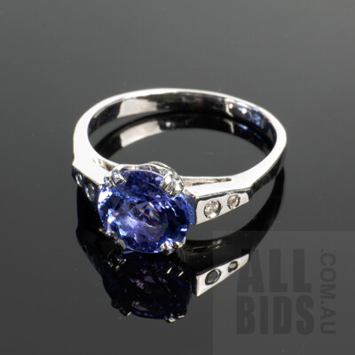 18ct White Gold Ring with Faceted Tanzanite and Four RBC Diamonds, 3.1g