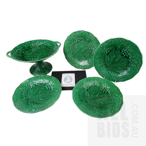 Wedgwood Etruria Emerald Green Majolica Strawberry Vine Embossed Cake Stand and Four Matching Plates